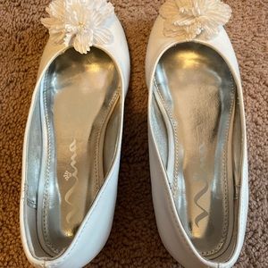 Nina size 1 white flower girl shoes